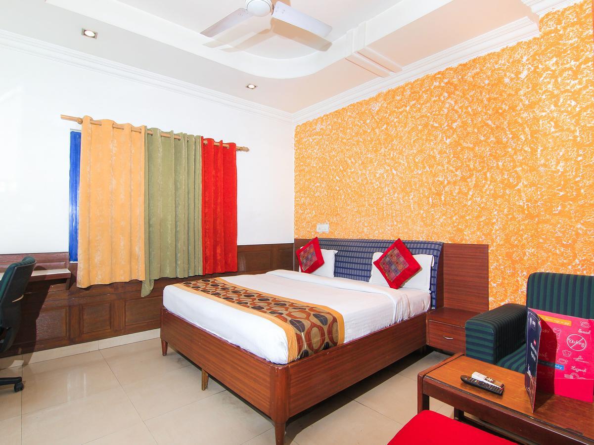Oyo 2007 Near Charbagh Railway Station Hotel 3*