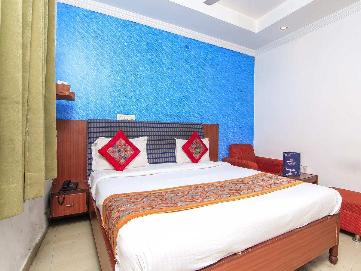 Oyo 2007 Near Charbagh Railway Station 3* Lucknow